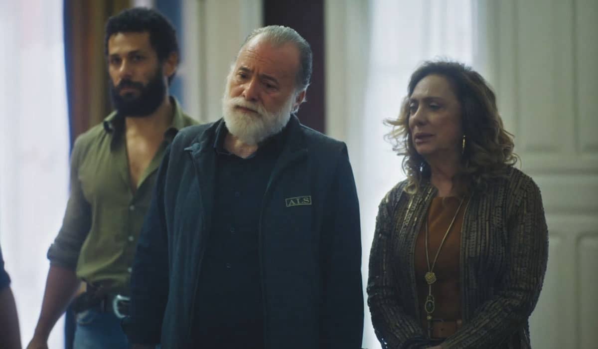 Antônio supera a morte de Agatha e comemora a própria saúde em Terra e Paixão. Foto: Reprodução/Globo