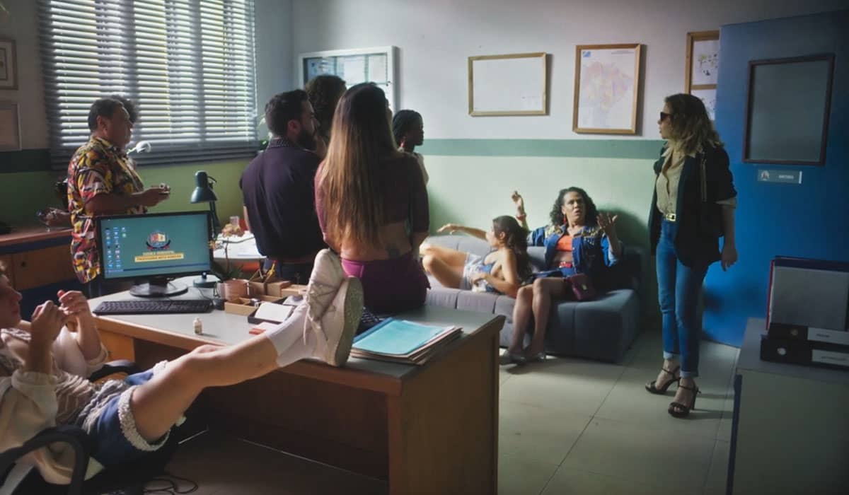 Gladys apoia curso noturno na escola em Terra e Paixão. Foto: Reprodução/Globo