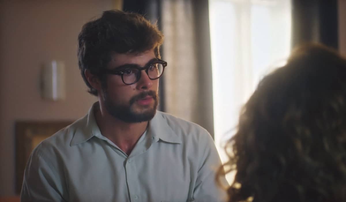 Hélio deseja contar a verdade para Petra. Fonte: Reprodução/Globo