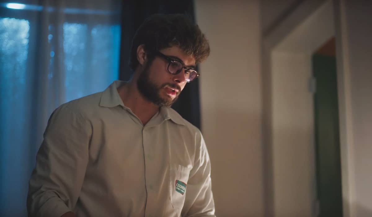 Hélio decide reatar o namoro com Petra. Fonte: Reprodução/Globo