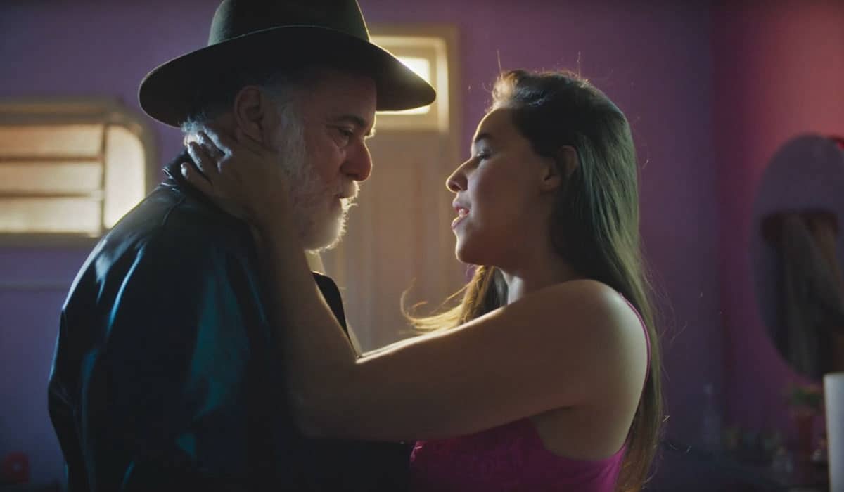 Antônio dá dinheiro a Berenice para encontrar Aline. Foto: Reprodução/Globo