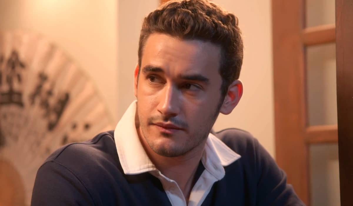 Giovanni tenta se afastar de Helena. Fonte: Reprodução/Globo