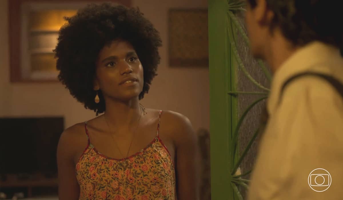 Lorena escuta conversa entre Dagmar e padre Zezo. Fonte: Reprodução/Globo