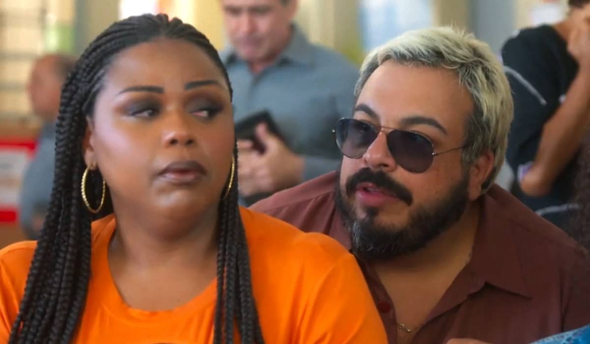 Bruna e Vitinho tentam desviar Jenifer da verdade. Foto: Reprodução/Globo