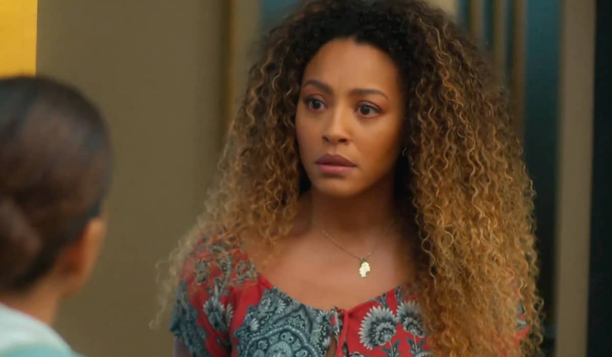 Sol fica aterrorizada com a presença de Theo. Fonte: Reprodução/Globo