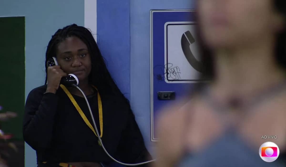 Sarah Aline atendeu o Big Fone e está imune no paredão deste domingo (26). Foto: Reprodução/Globo