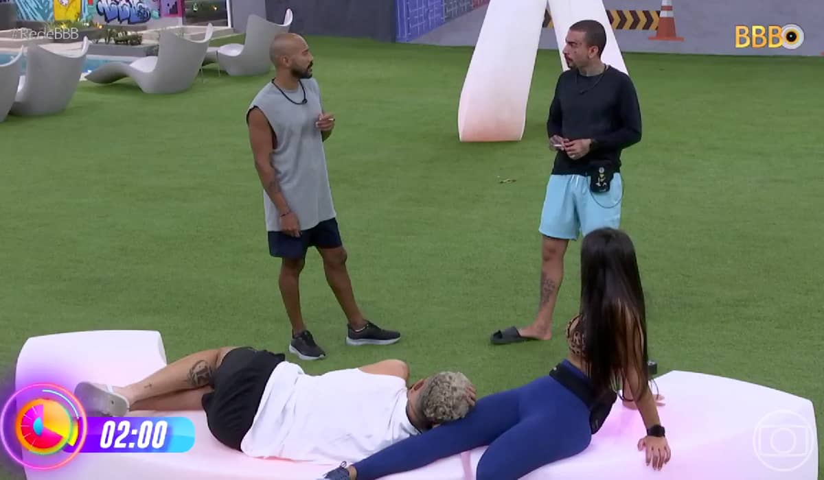 Ricardo desconfia que o Big Fone pode tocar a qualquer momento. Foto: Reprodução/Globo