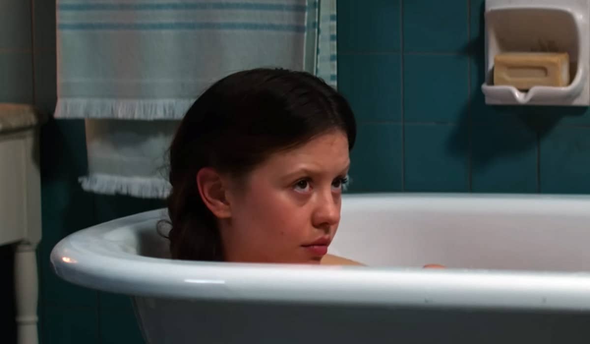 Mia Goth interpreta Pearl no filme homônimo de Ti West. Foto: Reprodução/YouTube