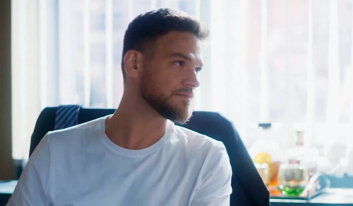 Theo oferece um emprego para Jenifer. Fonte: Reprodução/Globo