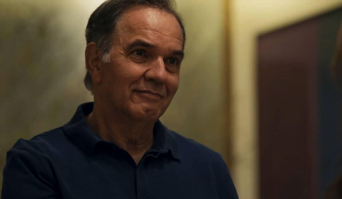 Guerra ouve as lamentações de Chiara em Travessia. Foto: Reprodução/Globo