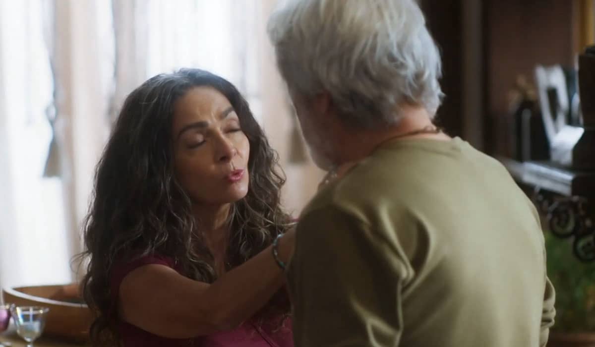 Dora precisa ser socorrida às pressas na novela das sete. Foto: Reprodução/Globo