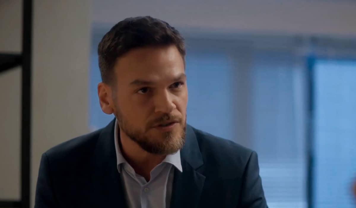 Theo está obcecado em provar a paternidade de Jenifer. Fonte: Reprodução/Globo