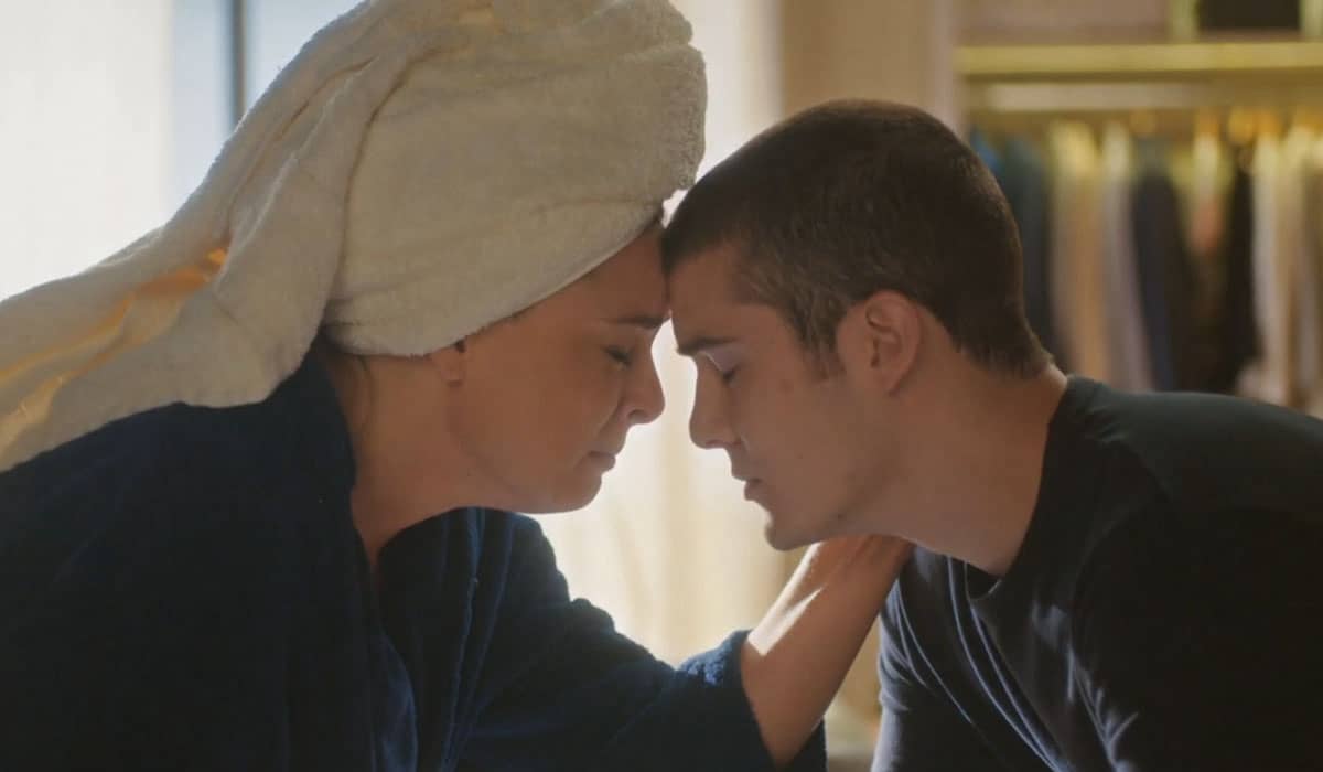 Clara e Rafa se apoiam na novela das sete. Foto: Reprodução/Globo