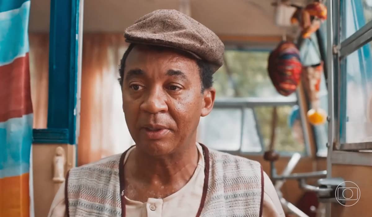 O palhaço Benjamin manda a carta para Marcelino. Fonte: Reprodução/Globo