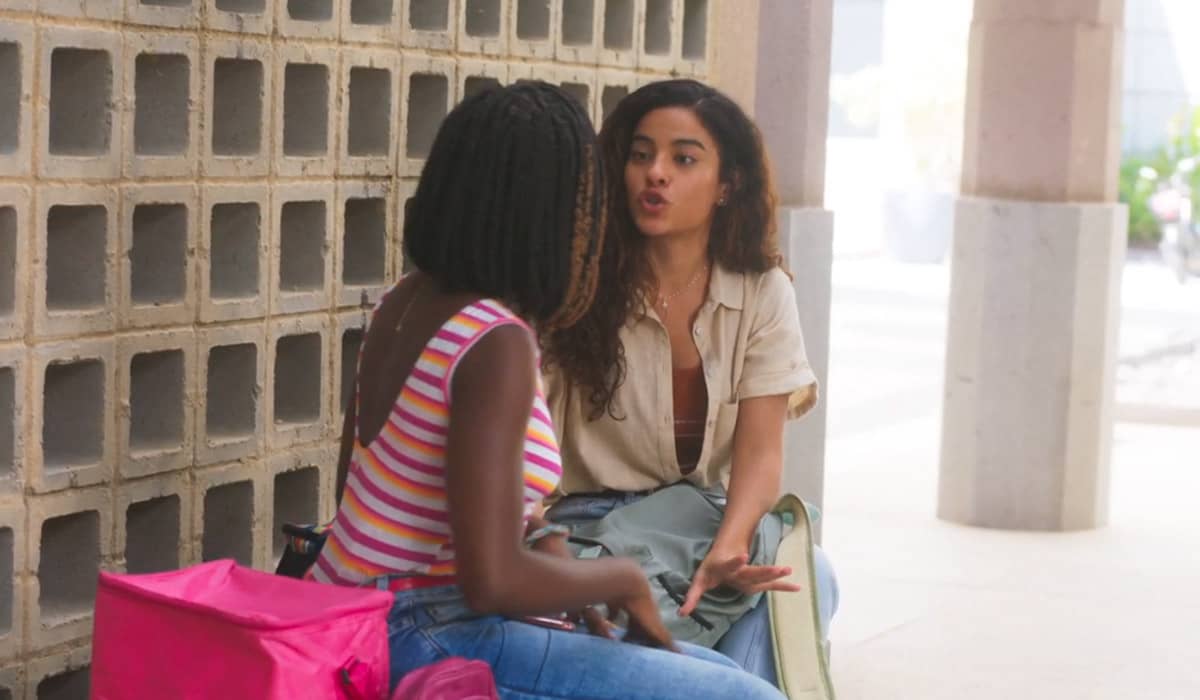 Jenifer tenta se explicar à amiga, que se diverte com a situação. Foto: Reprodução/Globo