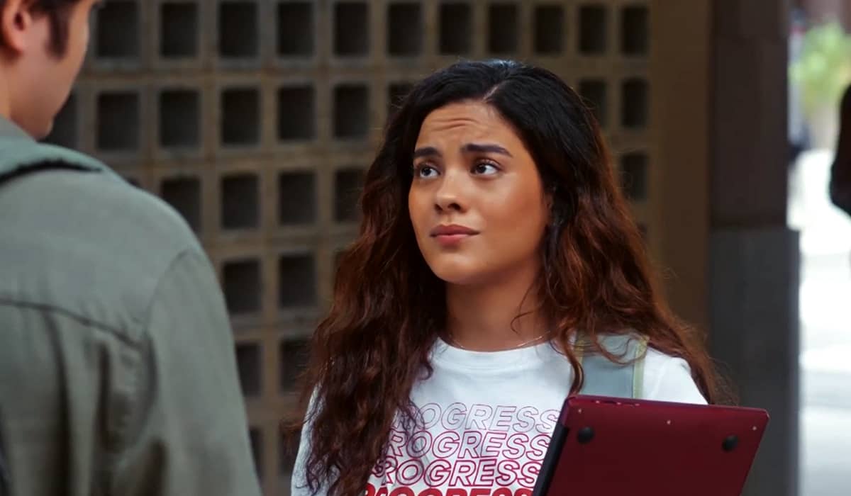 Jenifer mostra o presente para Ben. Fonte: Reprodução/Globo