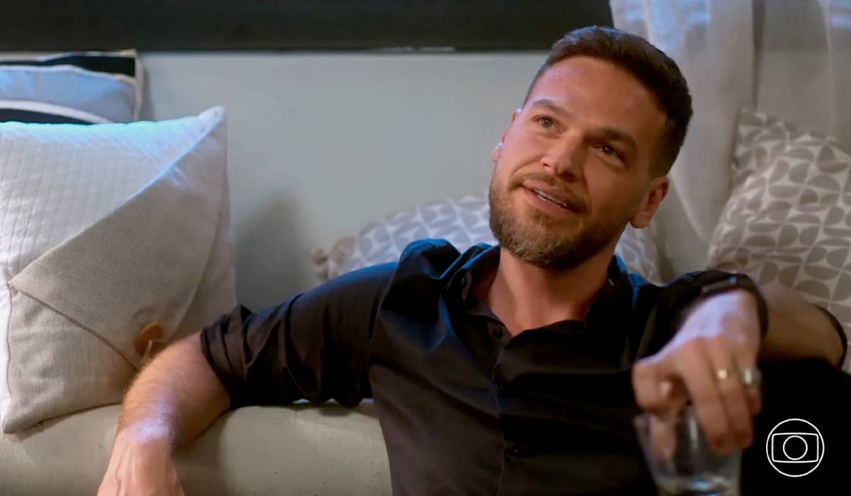 Theo tenta provar que é pai de Jenifer. Fonte: Reprodução/Globo