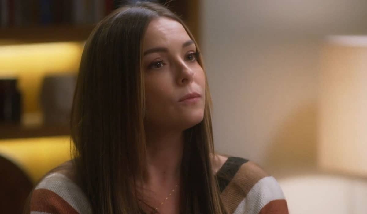 Clara toma atitude duvidosa para enfrentar o marido. Foto: Reprodução/Globo
