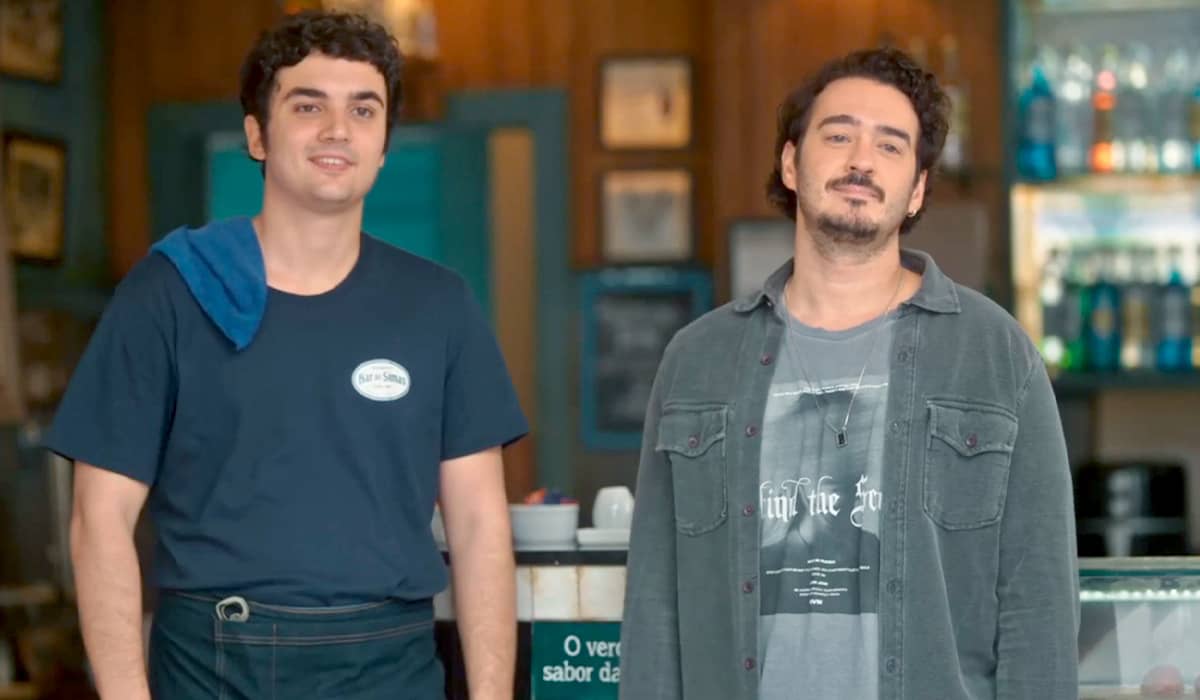 Tatá e Jeninfer se encontram no bar de Simas. Fonte: Reprodução/Globo
