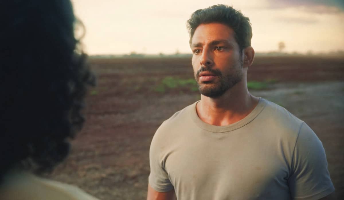 Caio também surge com a pele saturada em algumas cenas. Foto: Reprodução/Globo
