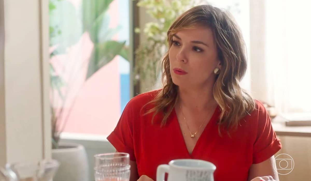 Clara está se aproximando mais de Helena. Fonte: Reprodução/Globo