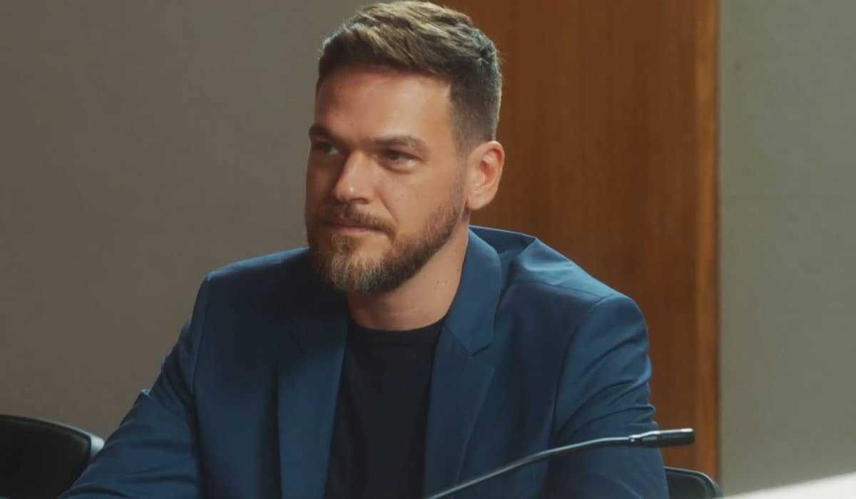 Theo continua derrotando seus oponentes na novela das sete. Foto: Reprodução/Globo