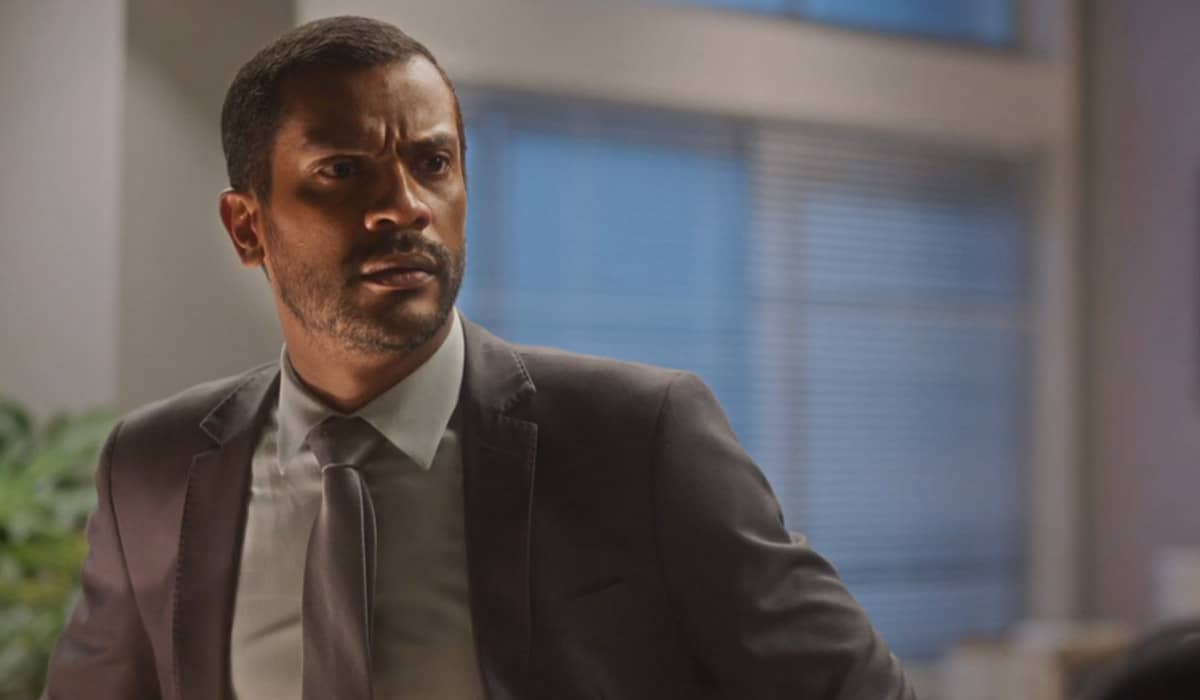 Ben não consegue mais olhar no rosto do amigo na novela das sete. Foto: Reprodução/Globo