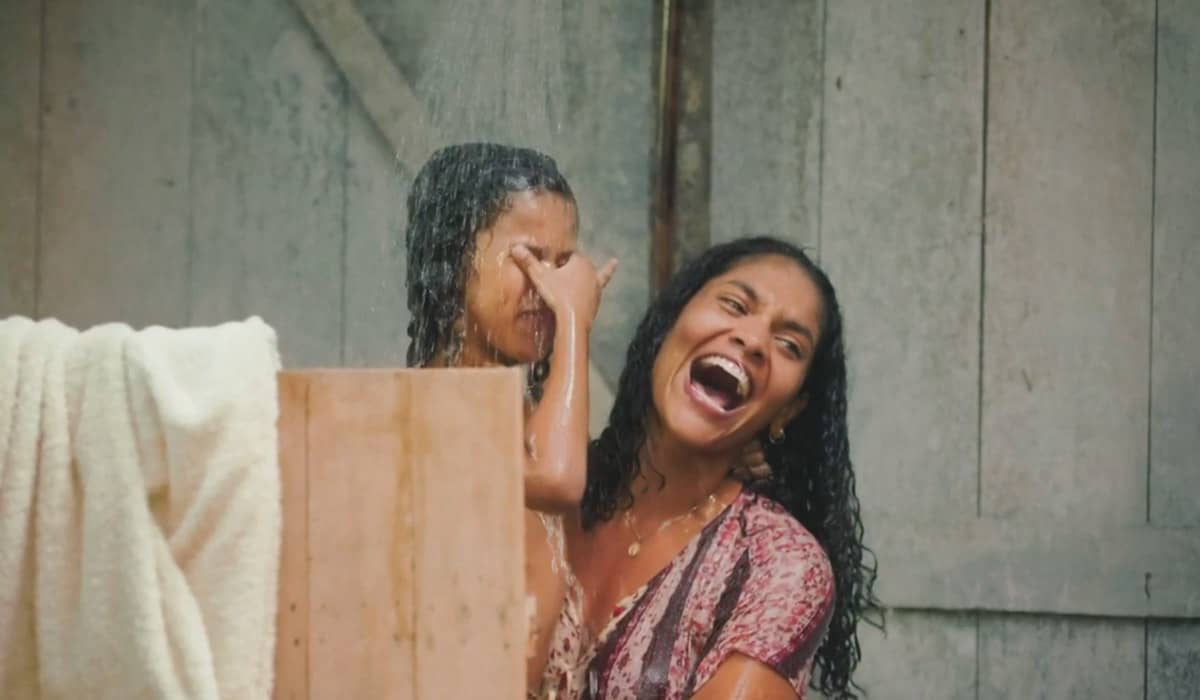 Mesmo com tantos obstáculos, Aline ainda consegue sorrir e seguir de cabeça erguida. Foto: Reprodução/Globo