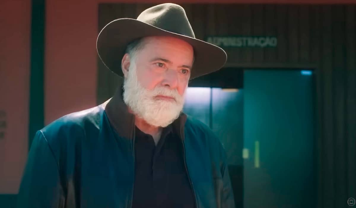 Antônio pede que Luigi convença Petra a abandonar o vício em remédios. Fonte: Reprodução/Globo