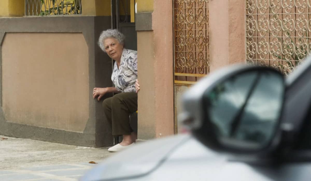 Neide se compromete a prejudicar Sol na novela das sete. Foto: Reprodução/Globo