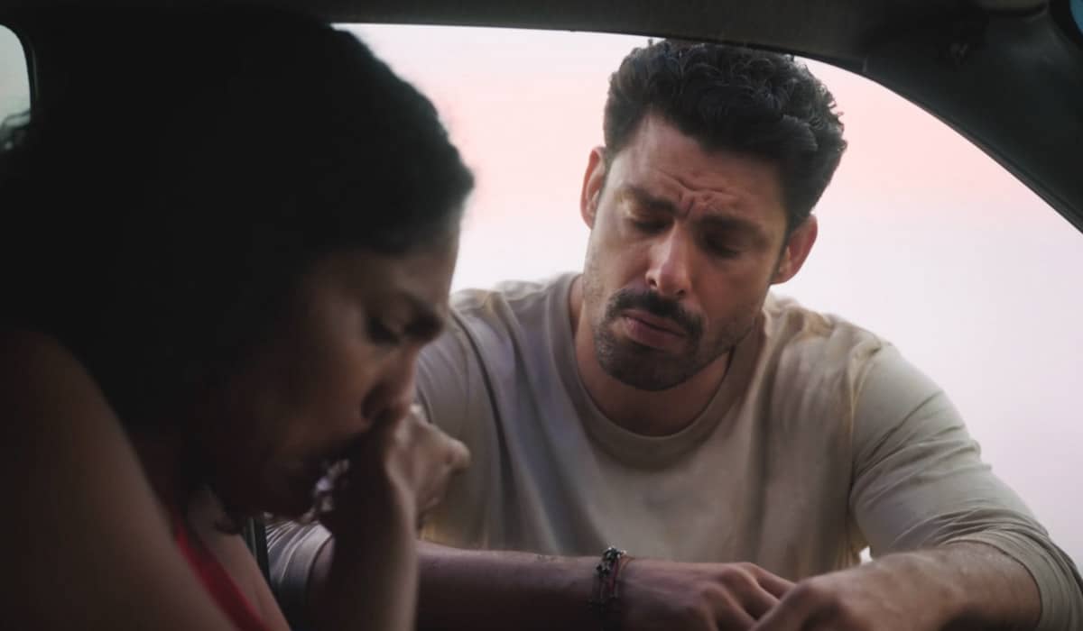 Caio promete atualizar Aline sobre o estado do irmão em Terra e Paixão. Foto: Reprodução/Globo