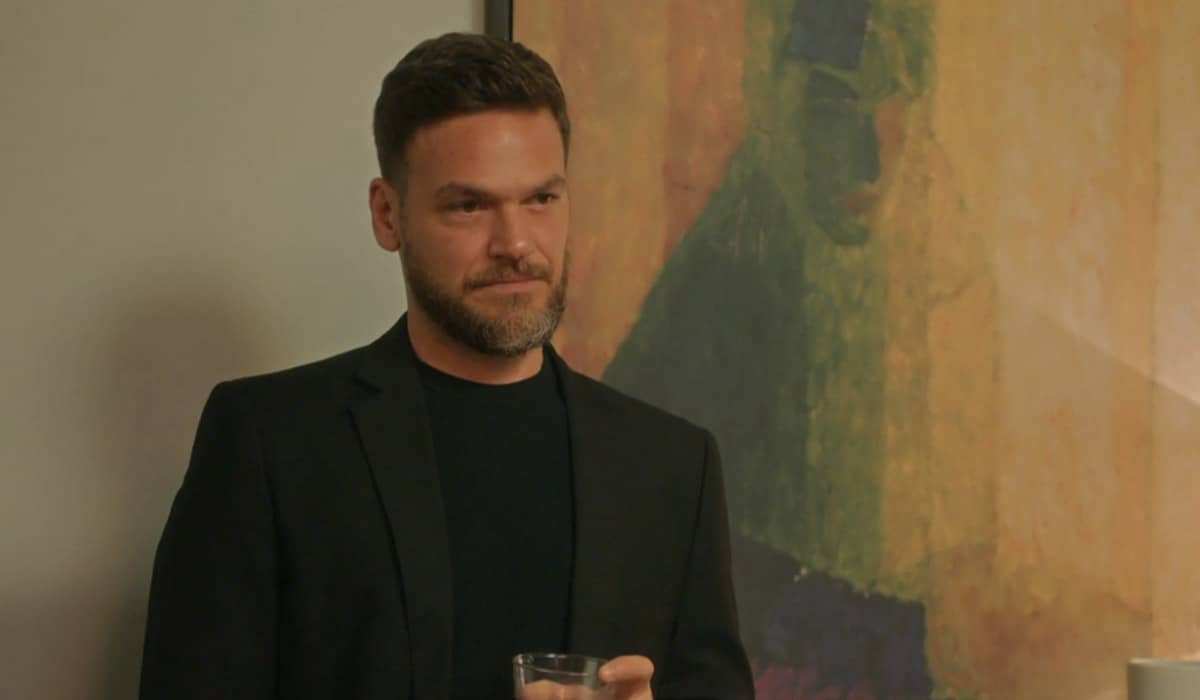Theo vai embriagar o próprio filho em Vai na Fé. Foto: Reprodução/Globo