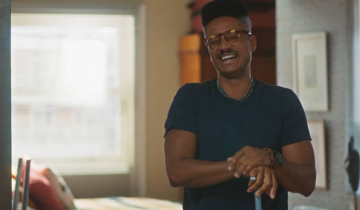 Anthony fica intrigado com a proposta do advogado na novela Vai na Fé. Foto: Reprodução/Globo