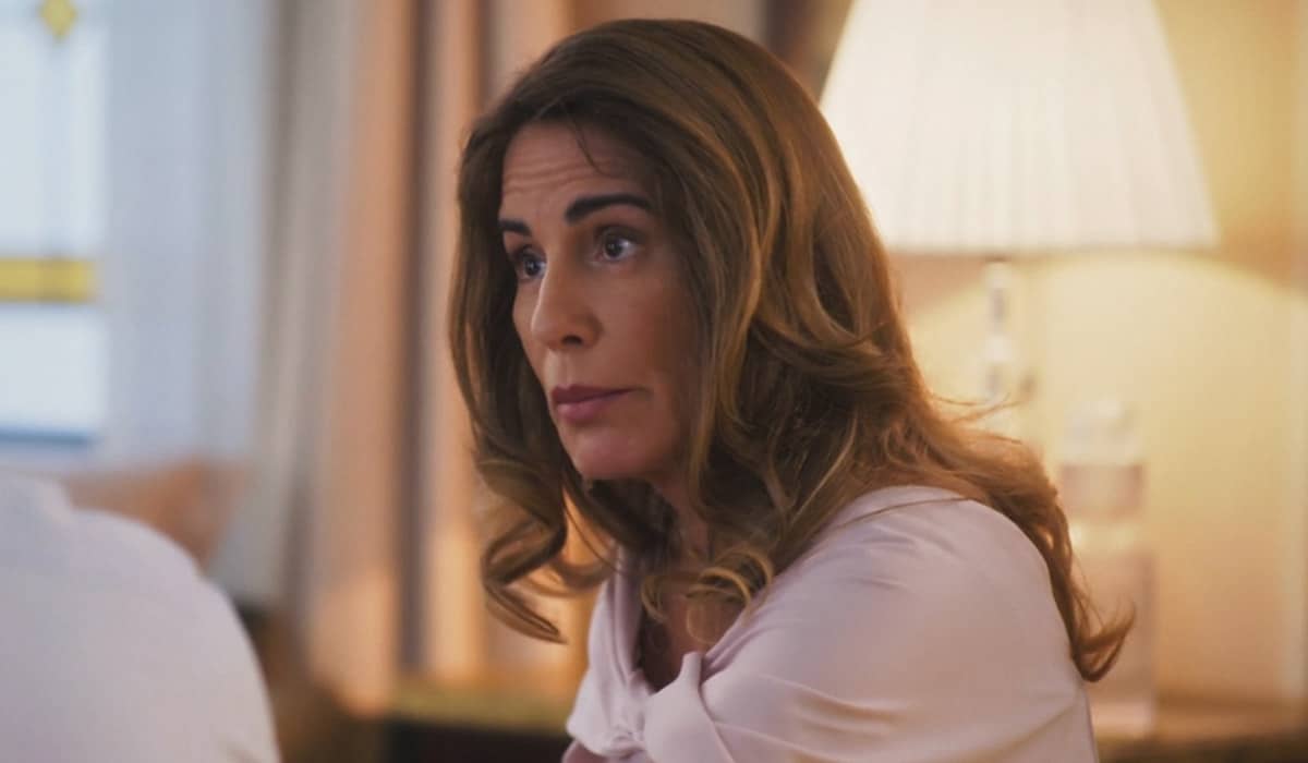 Irene solicita os serviços do técnico de informática em Terra e Paixão. Foto: Reprodução/Globo