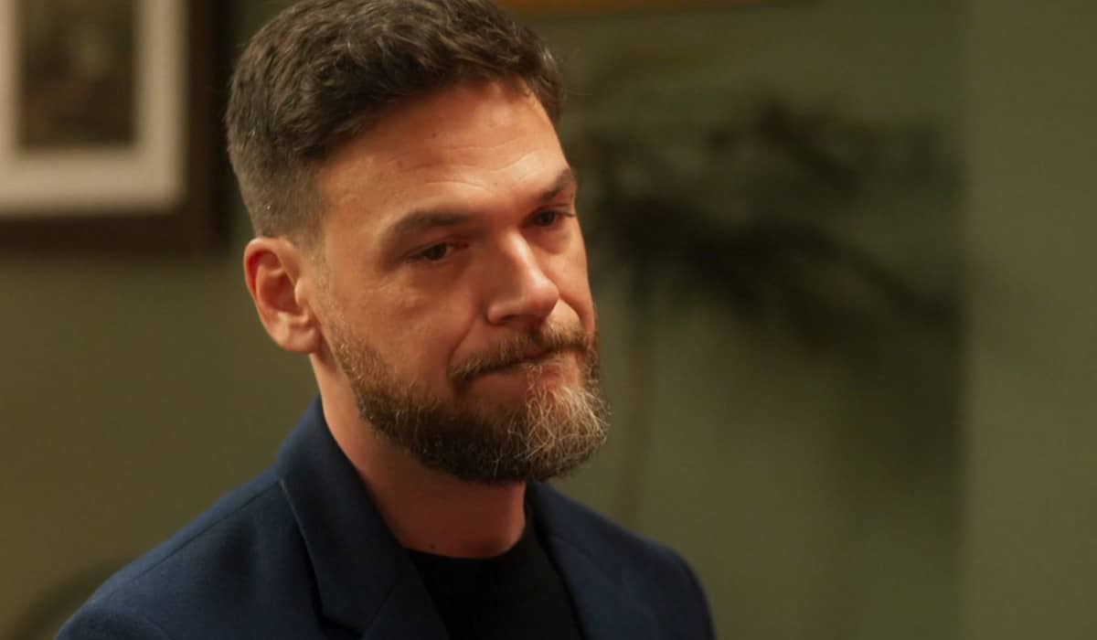 Theo não tem dificuldade para manipular a aliada em Vai na Fé. Foto: Reprodução/Globo