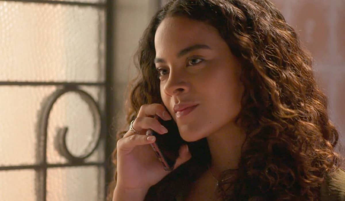 Jenifer tenta encontrar prova dos crimes de Theo. Fonte: Reprodução/Globo