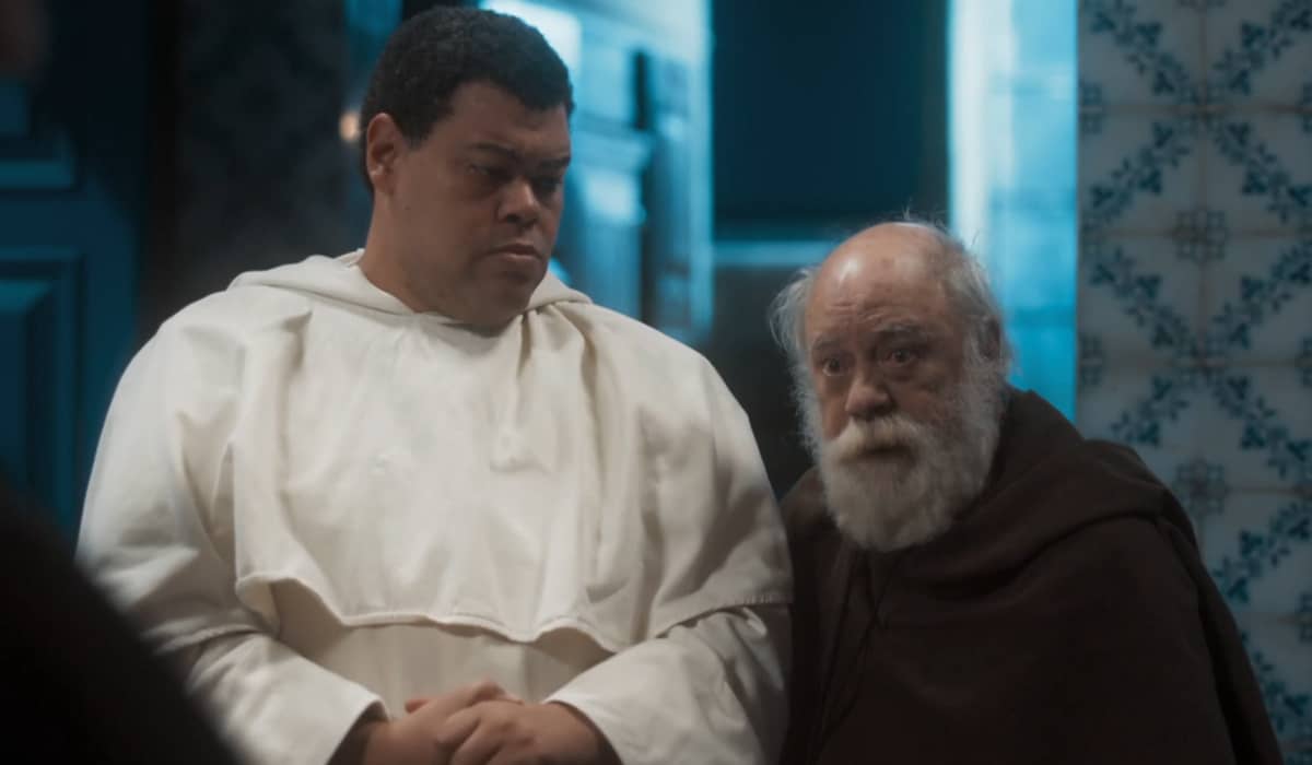 Os religiosos da Irmandade não pretendem impedir a felicidade de João em Amor Perfeito. Foto: Reprodução/Globo