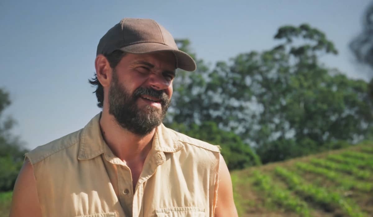 Ruan aceita o dinheiro de Antônio e encara a prisão em Terra e Paixão. Foto: Reprodução/Globo