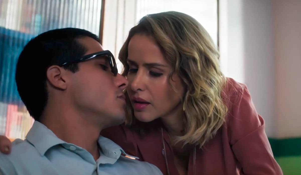 Gladys mantém um romance com Enzo. Fonte: Reprodução/Globo