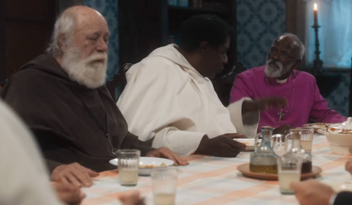 Os religiosos da Irmandade ajudam Valente após o atentado em Amor Perfeito. Foto: Reprodução/Globo