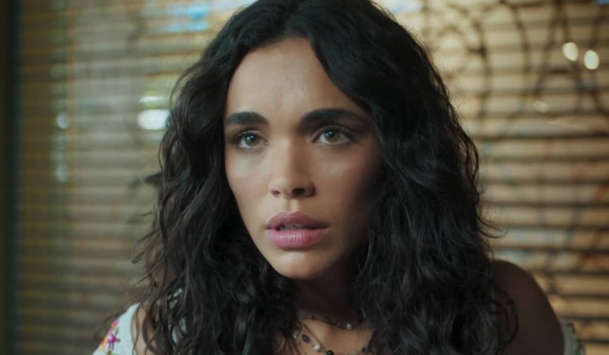 Luna sente o peso das dores do namorado na novela das sete. Foto: Reprodução/Globo