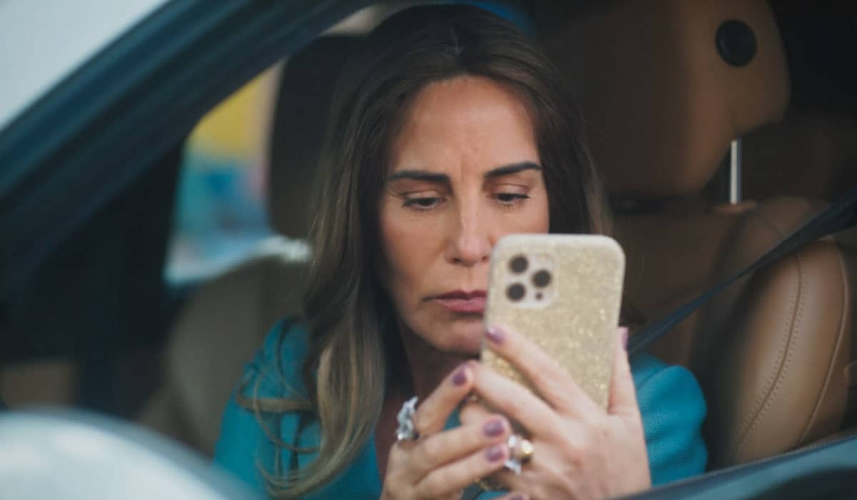 Irene não quer correr o risco de ser conectada a um grave crime em Terra e Paixão. Foto: Reprodução/Globo