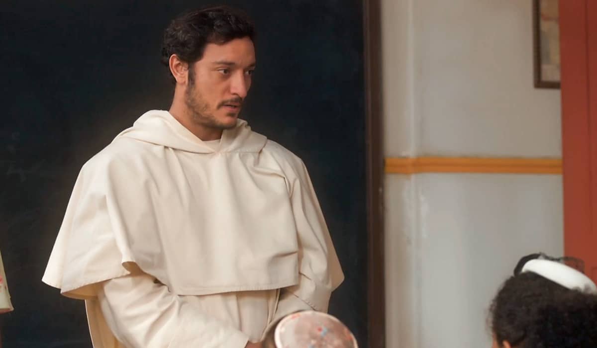 João larga a batina para viver ao lado de Darlene e Clara. Fonte: Reprodução/Globo