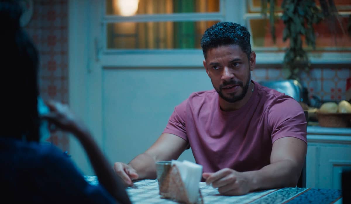 Jonatas tenta se aproximar de Aline. Fonte: Reprodução/Globo
