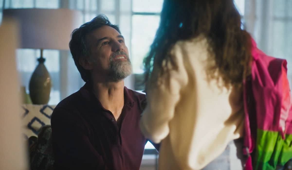 Ademir fica pensativo após pedido especial de Rosa em Terra e Paixão. Foto: Reprodução/Globo