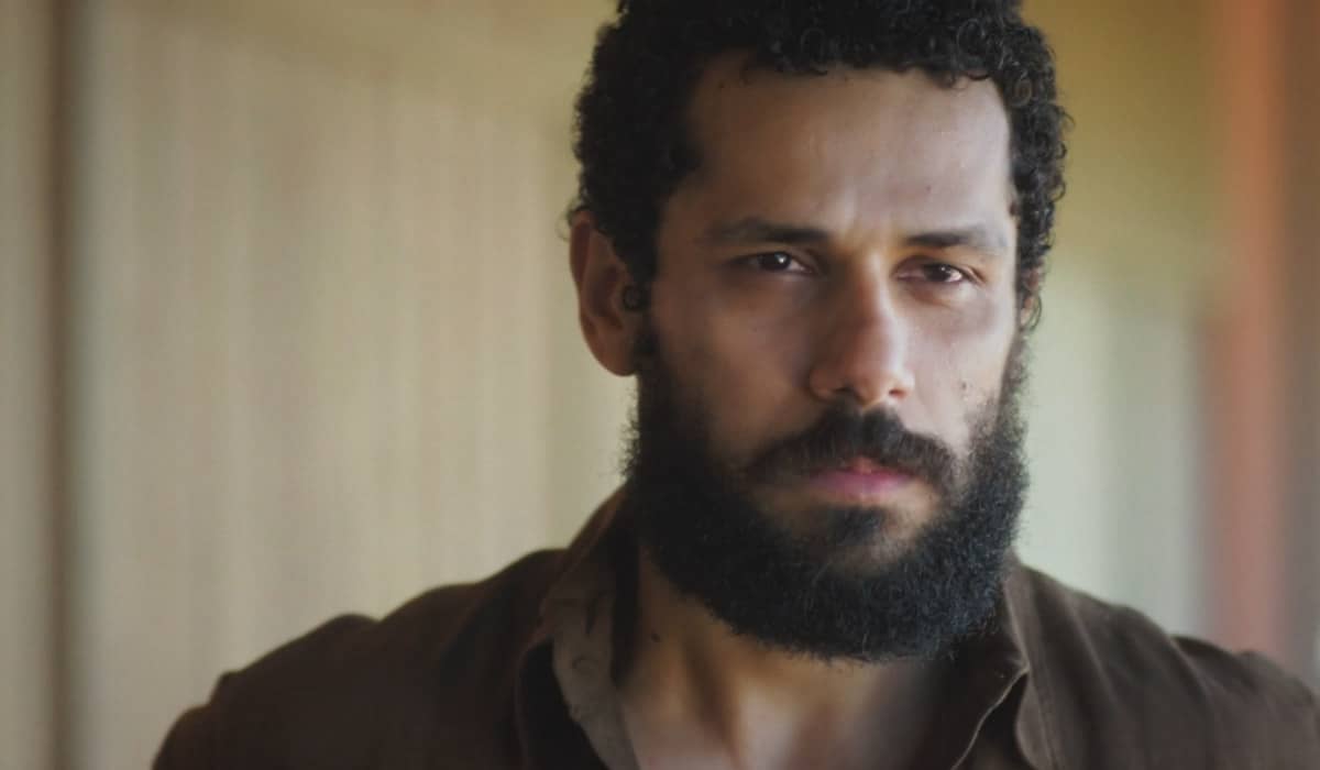 Ramiro começa a se esforçar contra o preconceito em Terra e Paixão. Foto: Reprodução/Globo