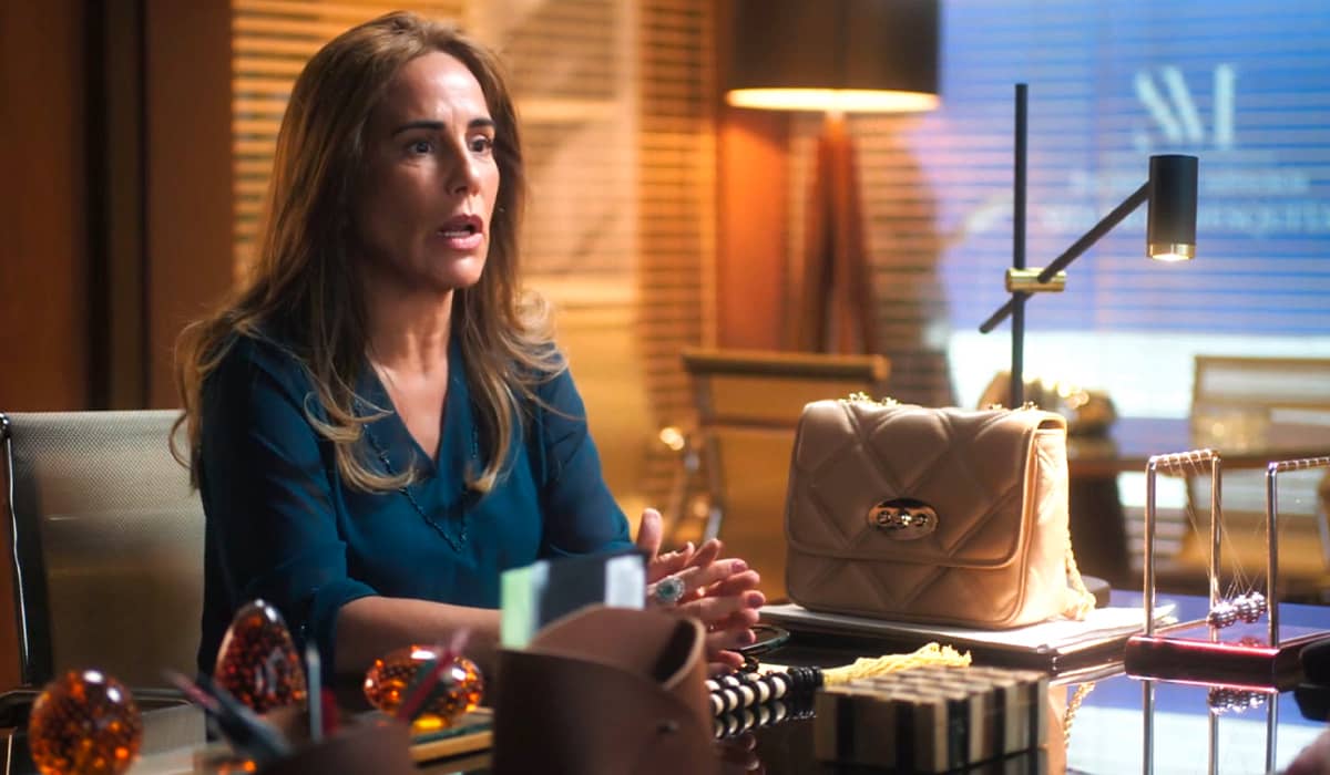 Irene tenta atropelar Agatha. Fonte: Reprodução/Globo
