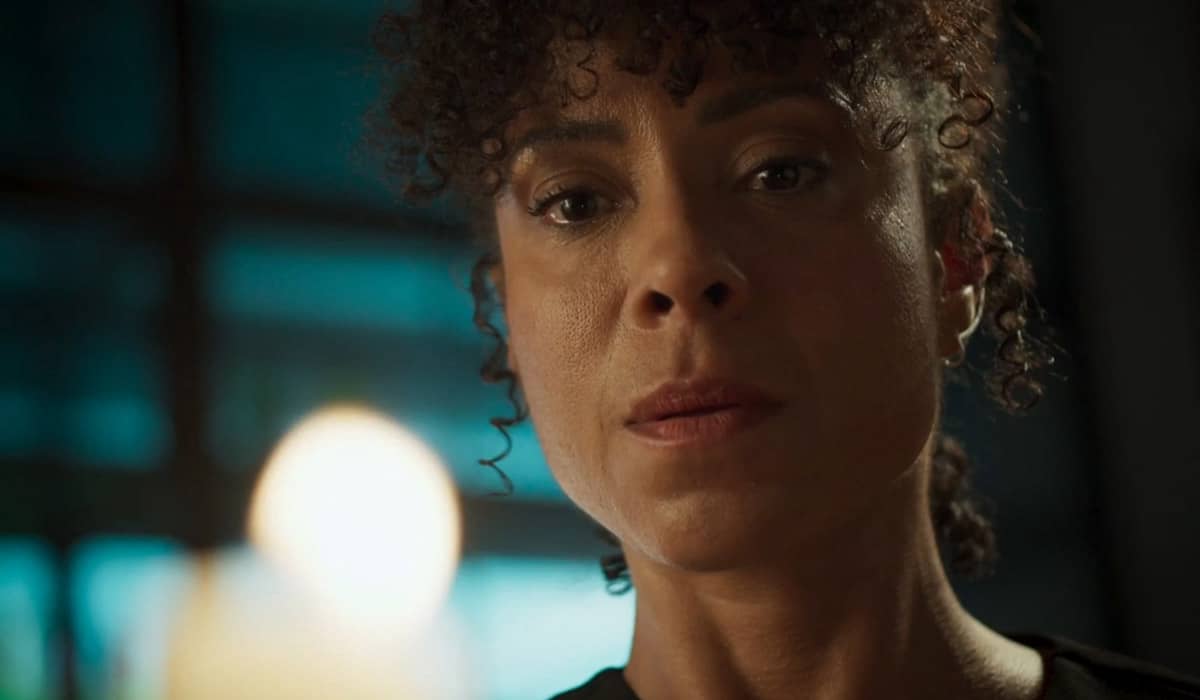 Cecília fica intrigada com a foto de Cata Ouro em um jornal. Foto: Reprodução/Globo