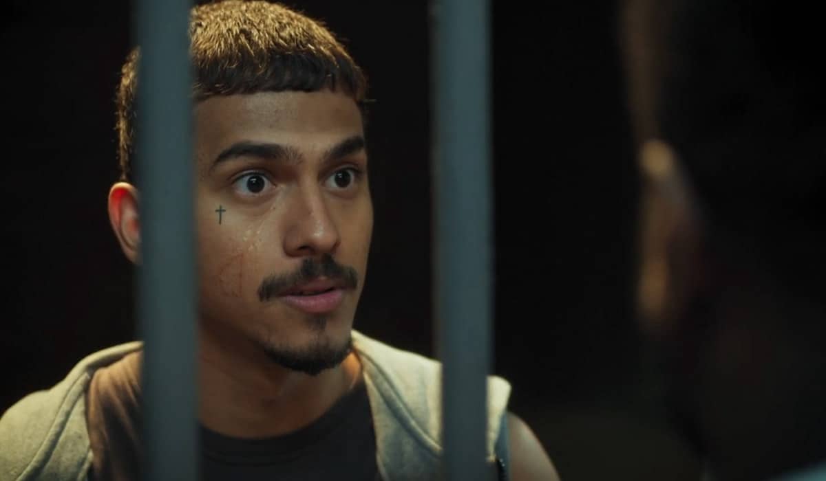 Merreca consegue escapar da prisão na novela das sete. Foto: Reprodução/Globo
