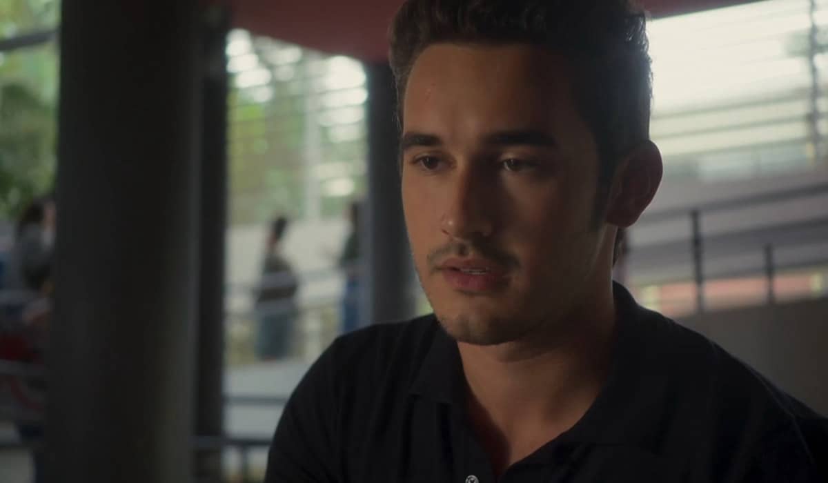 Giovanni fica intrigado com a história do pai em Elas por Elas. Foto: Reprodução/Globo
